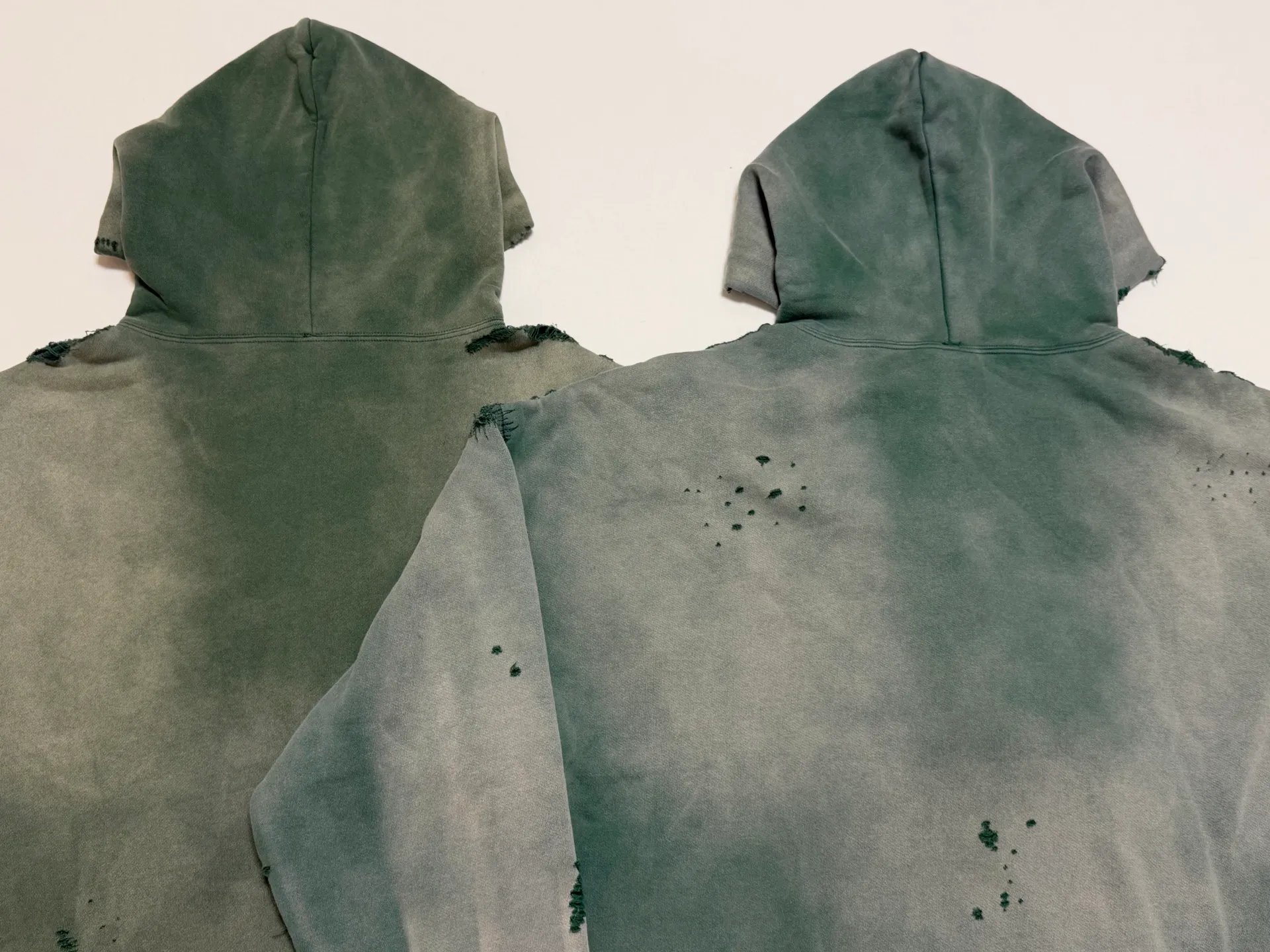 Preliminary prototype (the color will be adjusted for large quantities) SAINT Mxxxxxx DBL FACE ZIP UP HOODIE/GREEN Double-layer destroyed waffle zipper jacket, washed green S-XL, a style that has been used in the summer. After constant and detailed polishing, it is finally shipped. The finished product is simply a work of art. Super heavy washing and distressing. Multiple horse water fading. Excessive hand-made wormhole destruction processing. Deconstruction and reconstruction embroidery technology. Customized zipper with LOGO. The color details of the zipper webbing are also correct. The original grade fruit main label and the washing water label are top purchasing grade. The lining is covered with a layer of waffle fabric, which makes the overall texture stronger and increases the comfort and warmth of wearing.